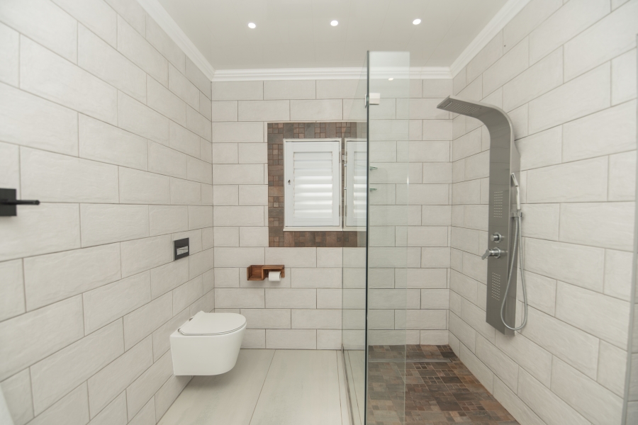 6 Bedroom Property for Sale in Beachview Eastern Cape